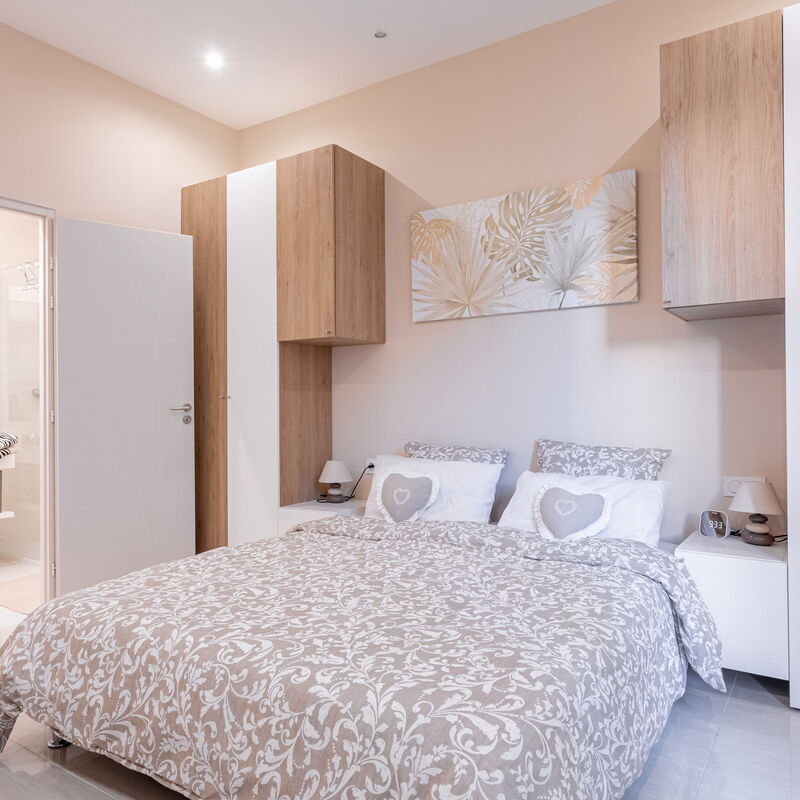 Luxury Apt With Large Terrace On Famous Rue D'antibes!: chambre à coucher