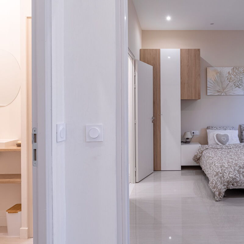 Luxury Apt With Large Terrace On Famous Rue D'antibes!: chambre à coucher