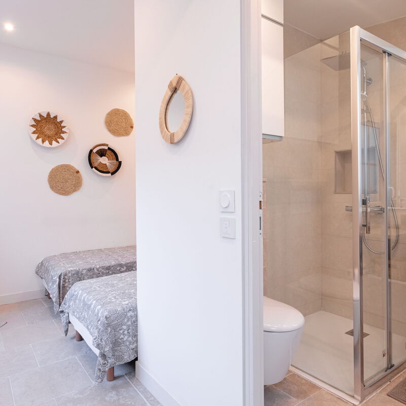 Luxury Apt With Large Terrace On Famous Rue D'antibes!: chambre à coucher, Salle de bain