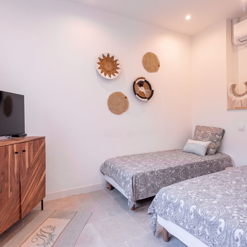 Luxury Apt With Large Terrace On Famous Rue D'antibes!: chambre à coucher