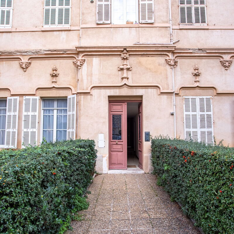 Large Duplex - Air Conditioning & Parking - Walk To The Beach !