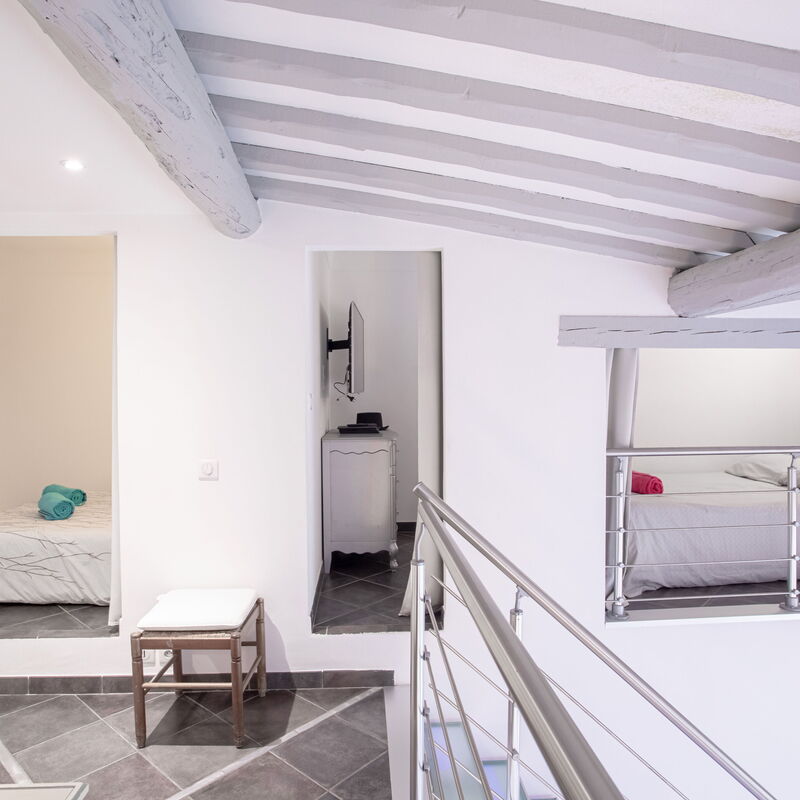 Large Duplex - Air Conditioning & Parking - Walk To The Beach !: chambre à coucher