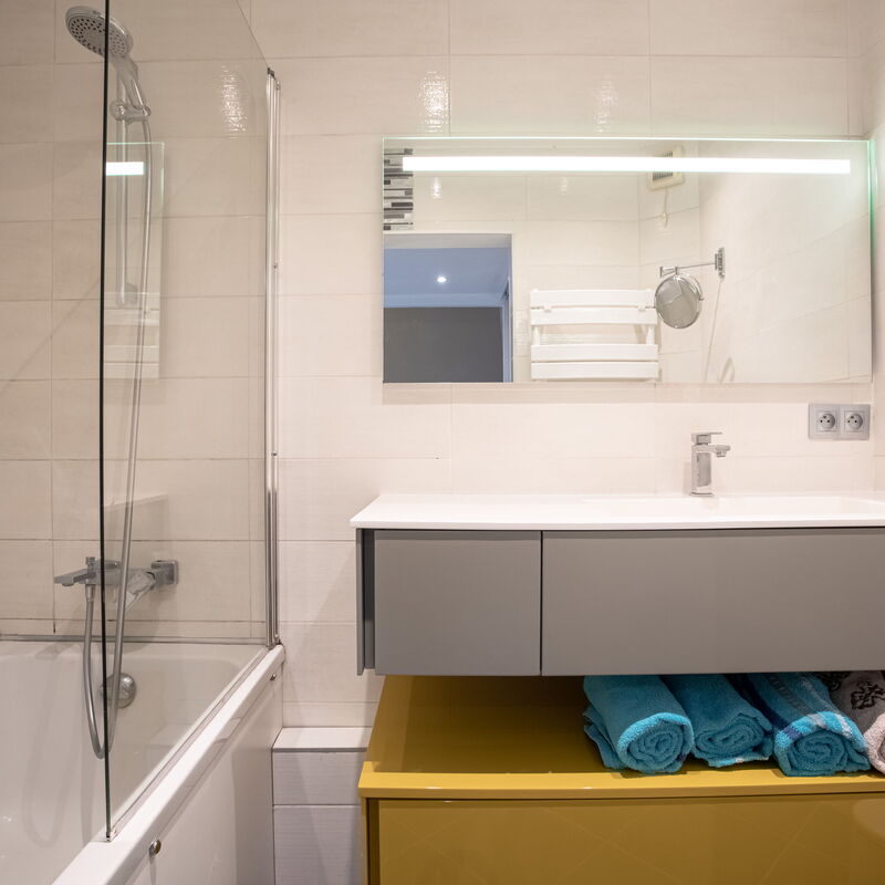 Large Duplex - Air Conditioning & Parking - Walk To The Beach !: Salle de bain