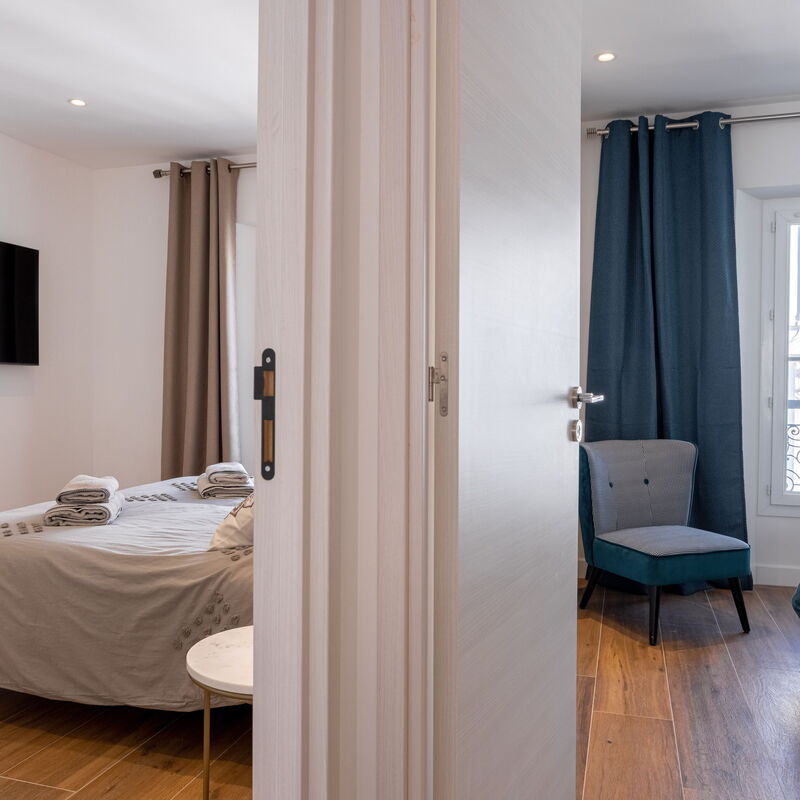 Luxury Apt With Balcony On Famous Rue D'antibes!: chambre à coucher