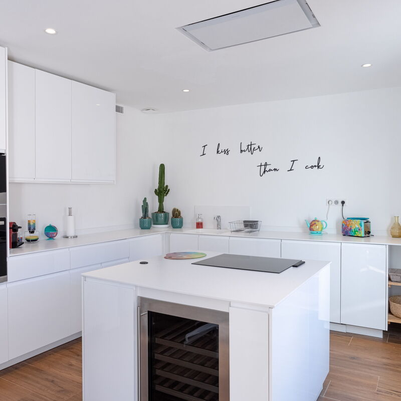 Luxury Apt With Balcony On Famous Rue D'antibes!