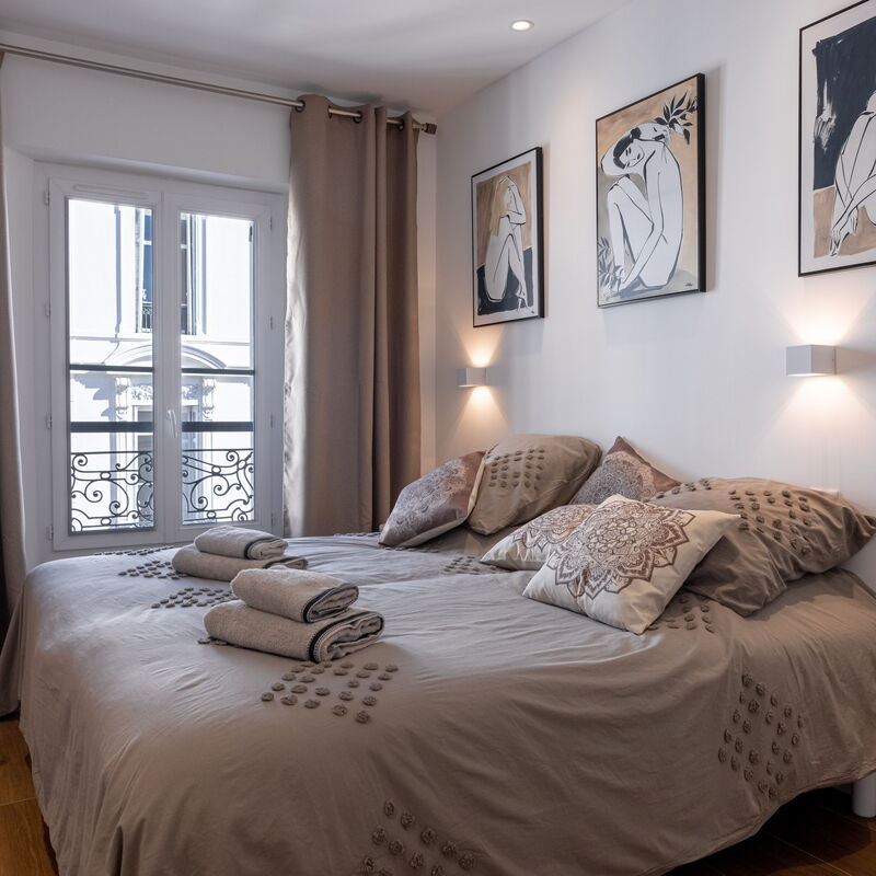 Luxury Apt With Balcony On Famous Rue D'antibes!: chambre à coucher