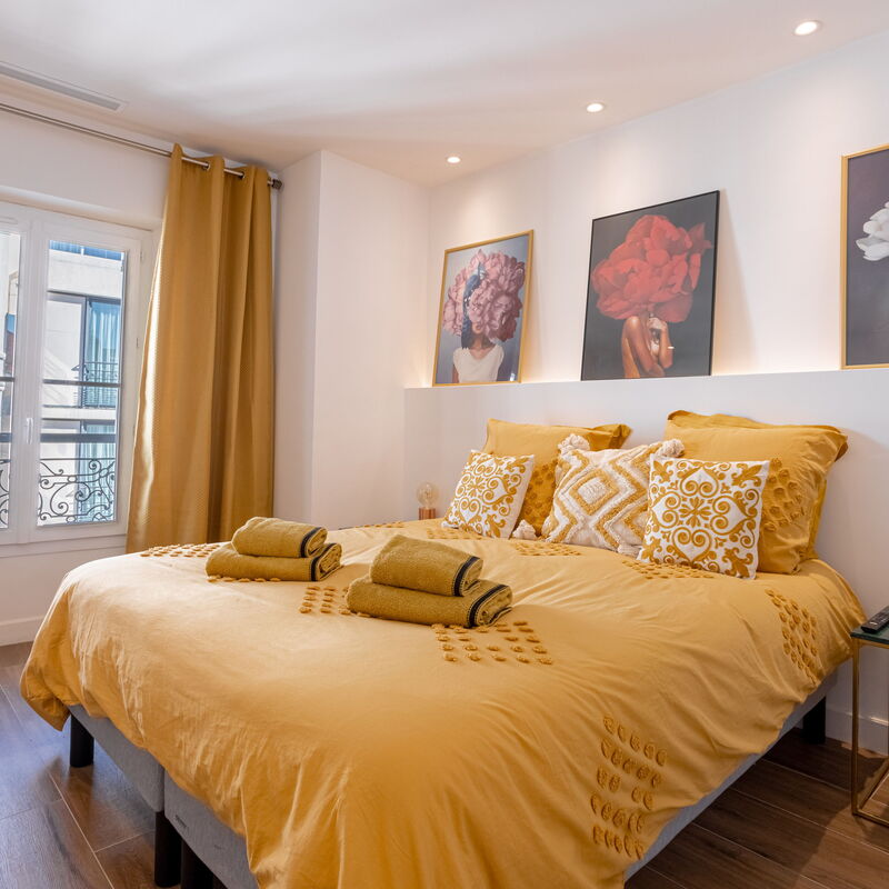 Luxury Apt With Balcony On Famous Rue D'antibes!: chambre à coucher