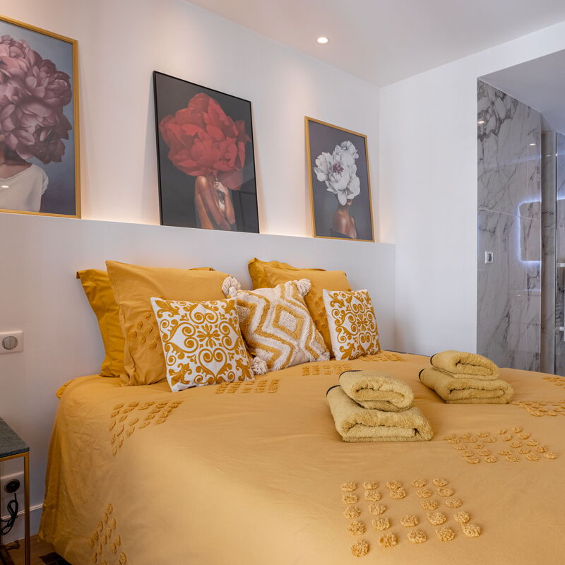 Luxury Apt With Balcony On Famous Rue D'antibes!: chambre à coucher