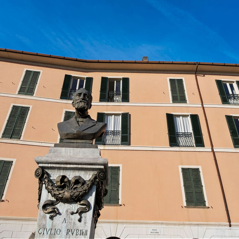 Piazzetta Lake View: Building Exterior