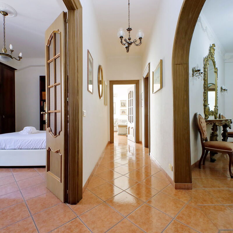 Etruria: chambre à coucher, Entrée principale