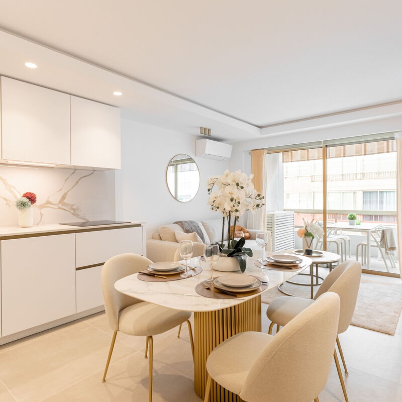 Magnifique Appartement 5* - Parking - Terrasse - 3 Mins de la Croisette: Living Room