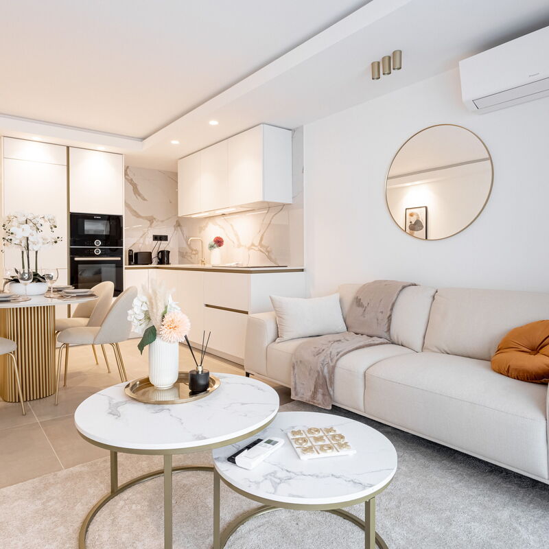 Magnifique Appartement 5* - Parking - Terrasse - 3 Mins de la Croisette: Living Room