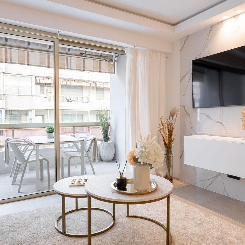 Magnifique Appartement 5* - Parking - Terrasse - 3 Mins de la Croisette: Balcony / Terrace / Patio, Living Room
