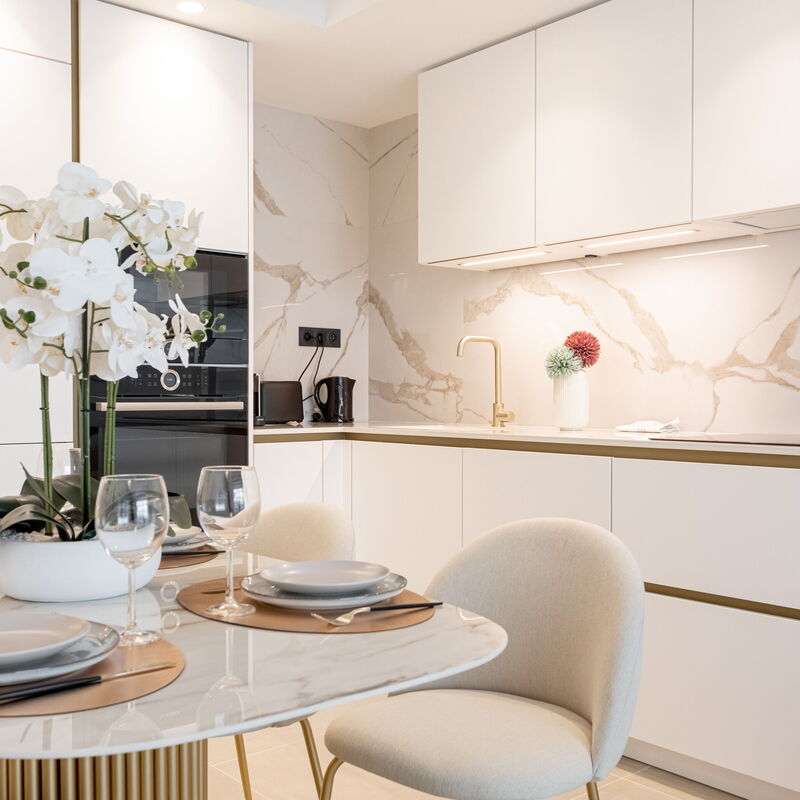 Magnifique Appartement 5* - Parking - Terrasse - 3 Mins de la Croisette: Kitchen, Living Room