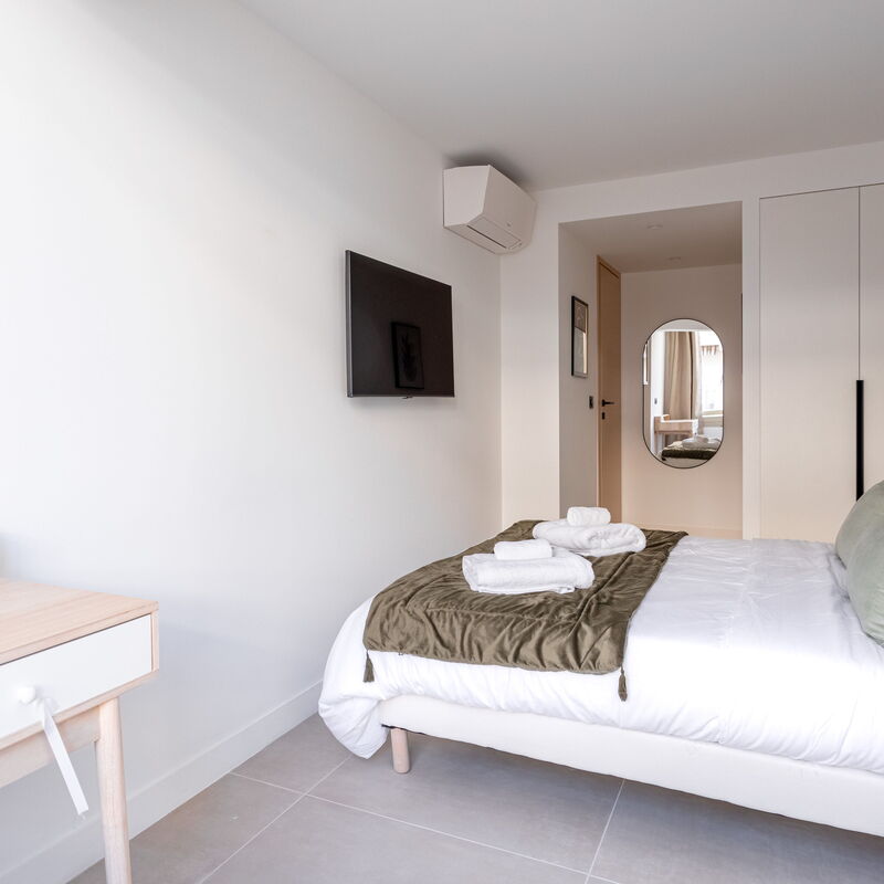 Magnifique Appartement 5* - Parking - Terrasse - 3 Mins de la Croisette: Bedroom