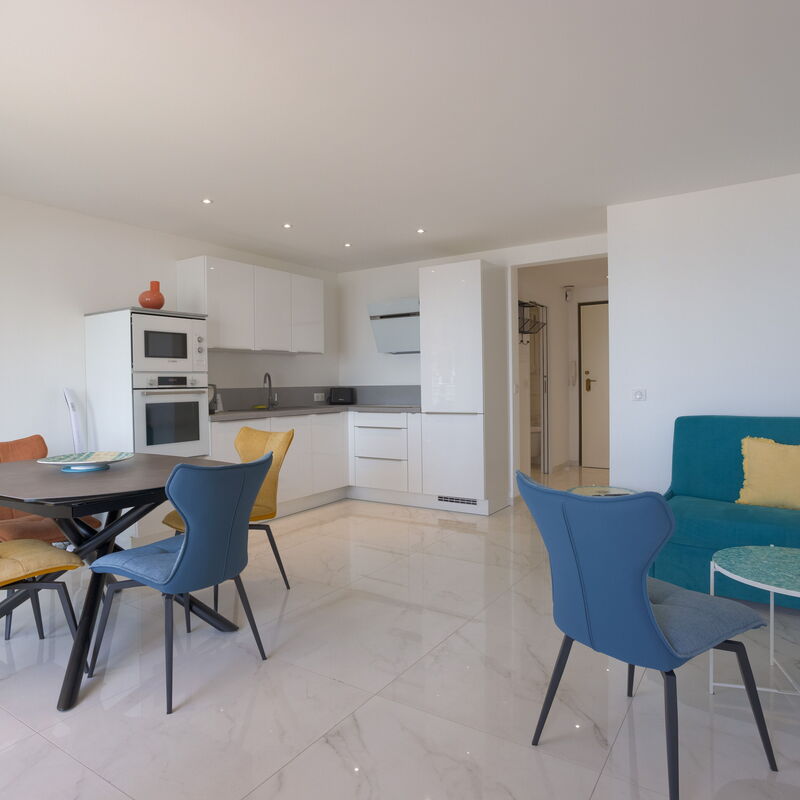 Le Madrigal: Living Room