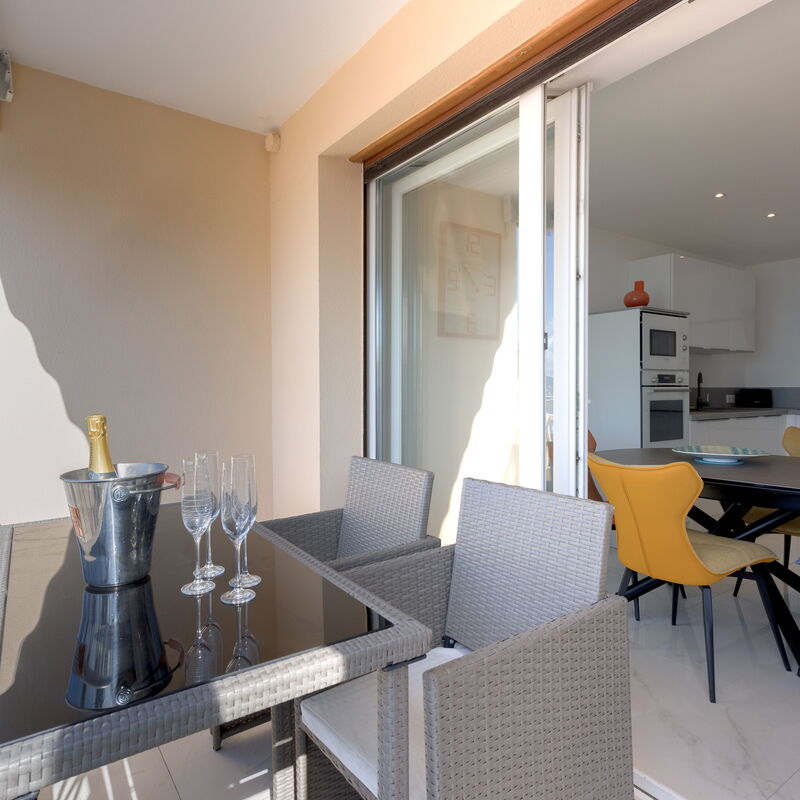 Le Madrigal: Balcony / Terrace / Patio, Living Room