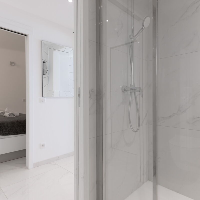 Le Madrigal: Bathroom, Bedroom