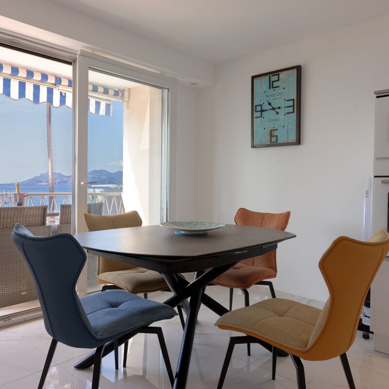 Le Madrigal: Living Room