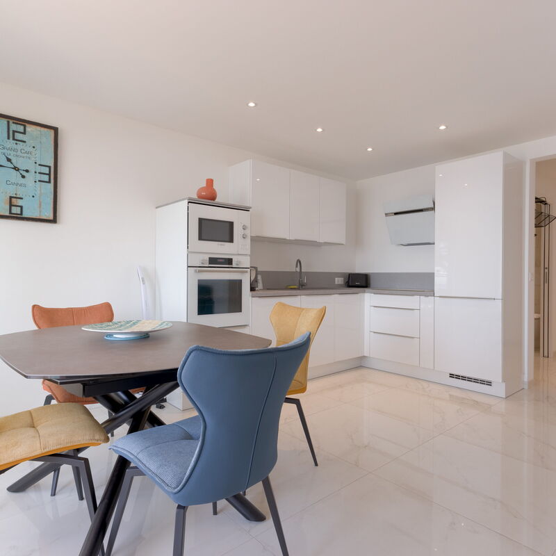 Le Madrigal: Living Room