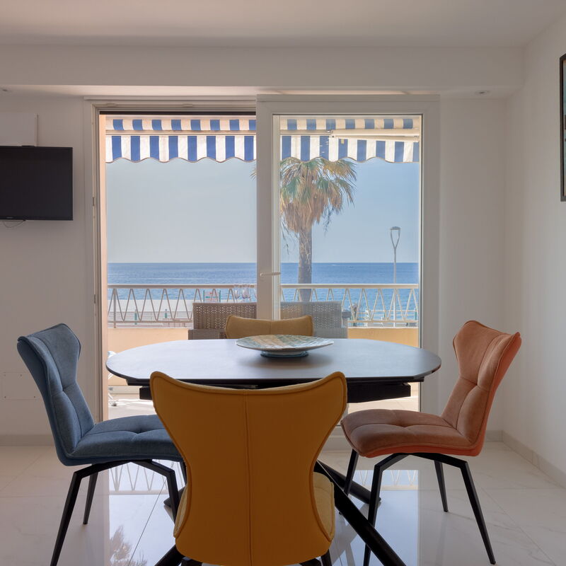 Le Madrigal: Living Room