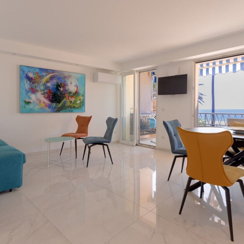 Le Madrigal: Living Room