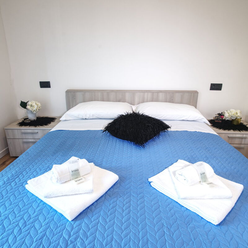 Yellow Lake View: Bedroom