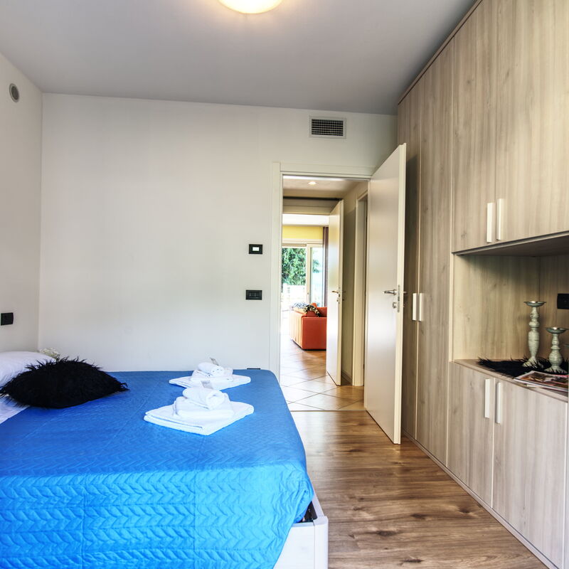 Yellow Lake View: Bedroom