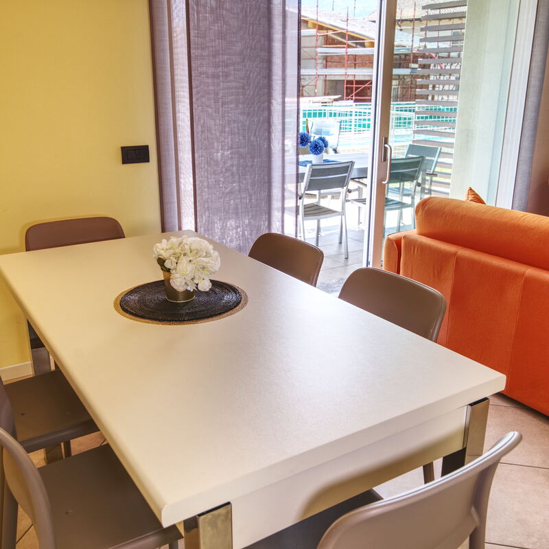 Yellow Lake View: Dining Room, Kitchen, Living Room