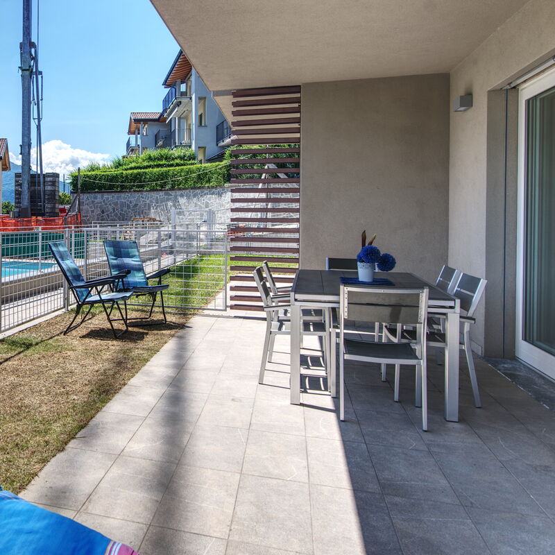 Yellow Lake View: Balcony / Terrace / Patio, Garden