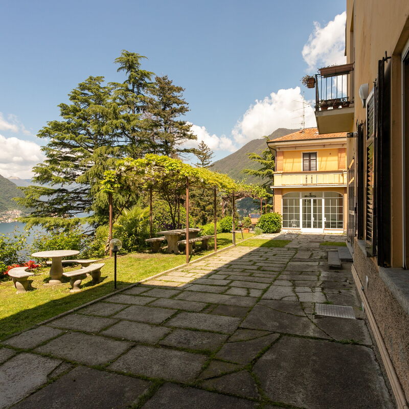 Secret Retreat With Lake View: Building Exterior