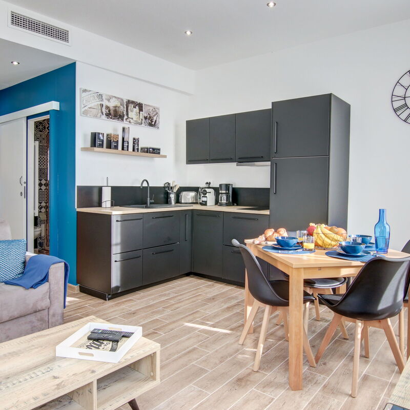 Centre Cannes - 3 Mins Des Plages Et 5 Mins Du Palais: Dining Room, Kitchen, Living Room