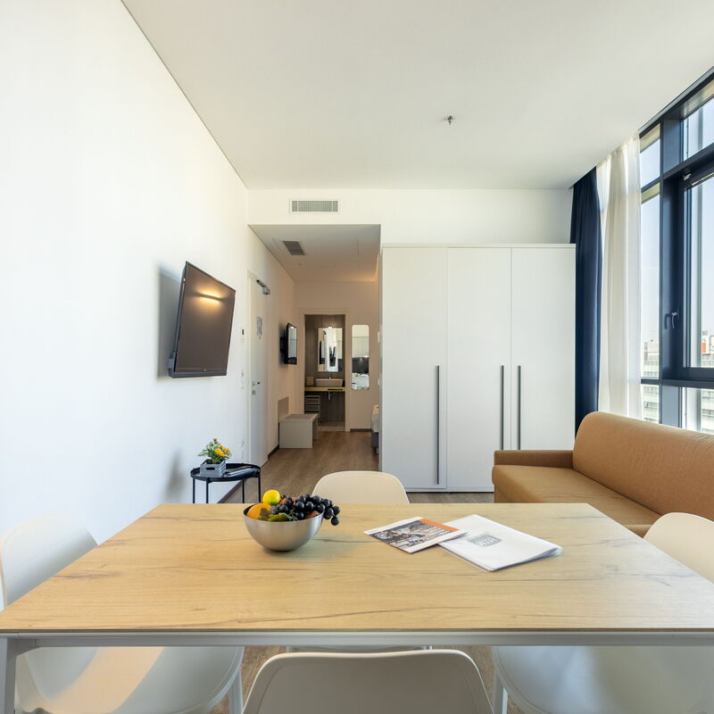 Htm Hybrid Tower Mestre: Salle à manger, Salon