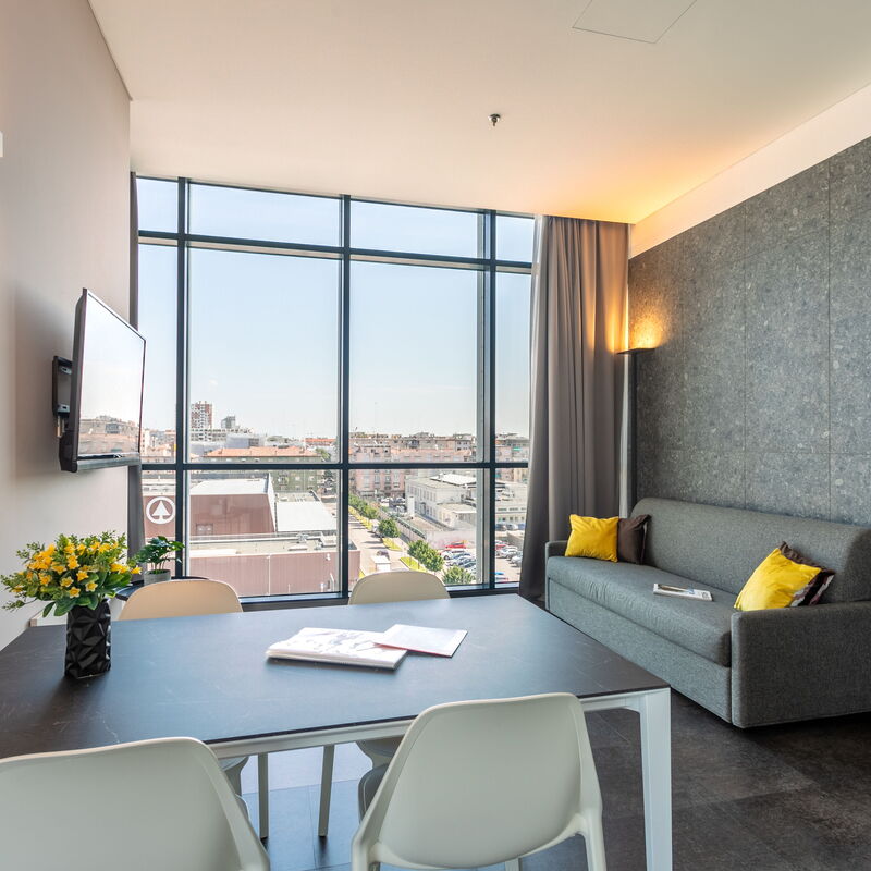 Htm Hybrid Tower Mestre: Salle à manger, Salon