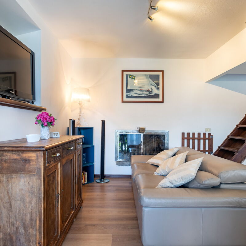 Sailor House Near Lake: Dining Room, Living Room