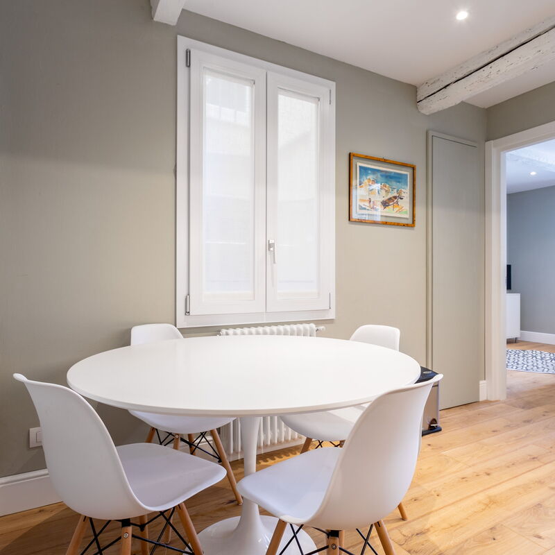 Lupi: Dining Room, Kitchen