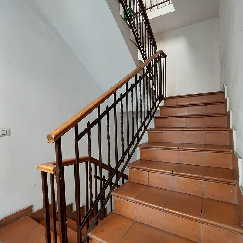 Homs: Entrée principale, Extérieurs