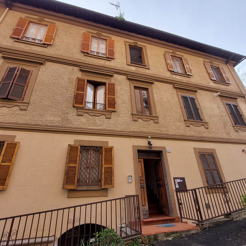 Homs: Entrée principale, Extérieurs