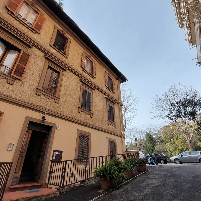 Homs: Entrée principale, Extérieurs