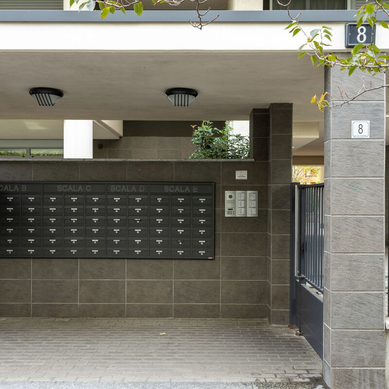 Futurismo: Entrée principale, Extérieurs