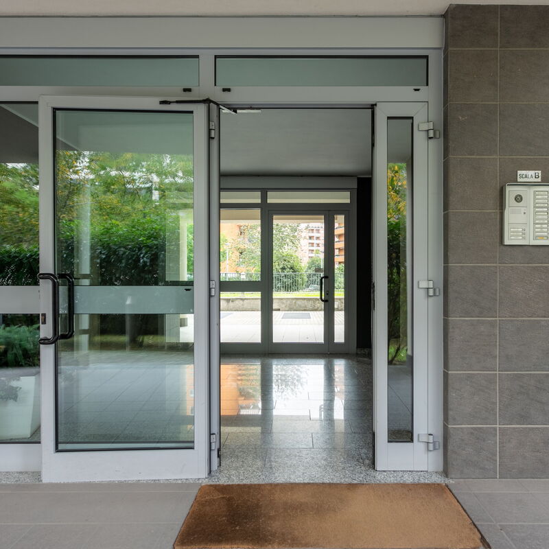 Futurismo: Entrée principale, Extérieurs