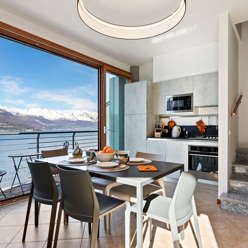 Vista 180: Dining Room, Kitchen