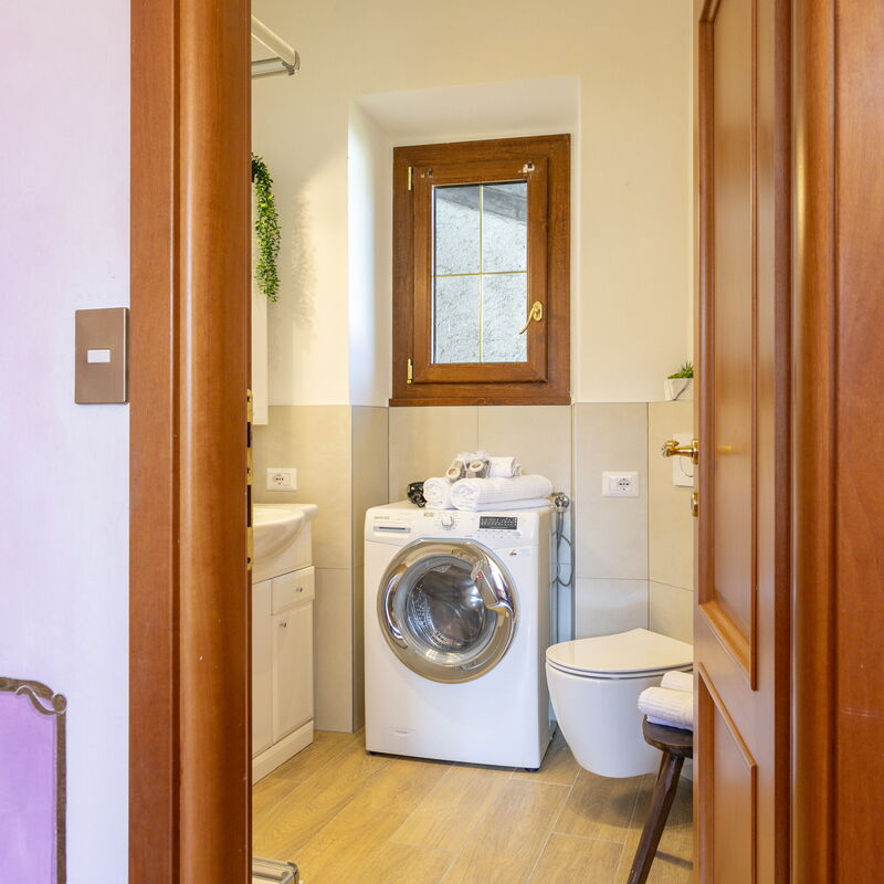 Charming Azalea Apartment: Bathroom