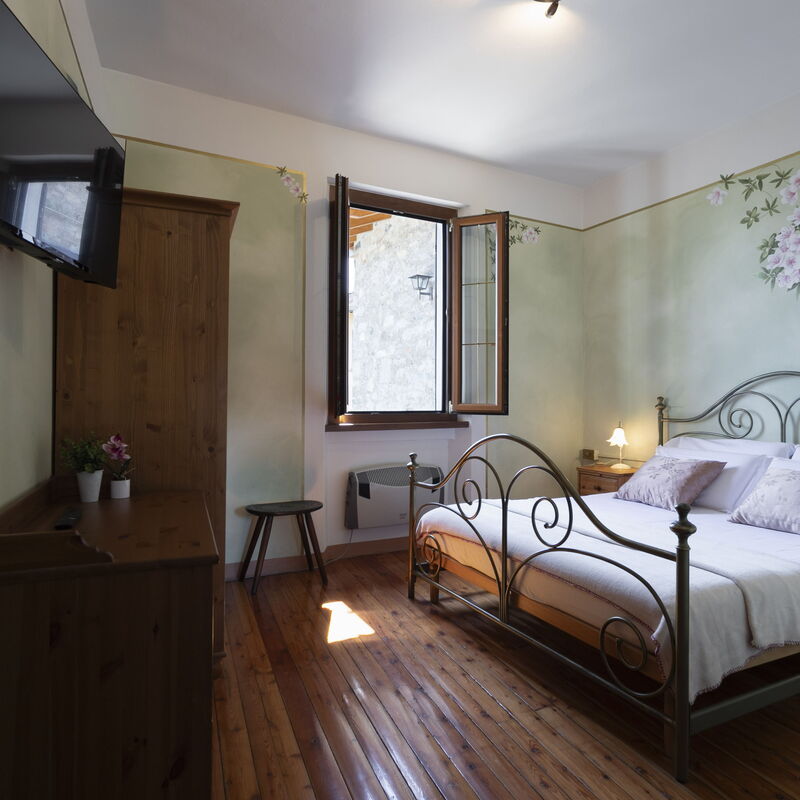 Charming Azalea Apartment: Bedroom