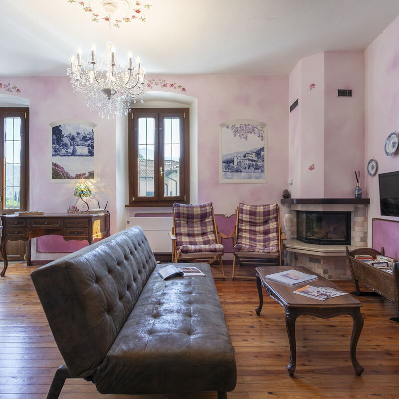 Charming Azalea Apartment: Dining Room, Living Room