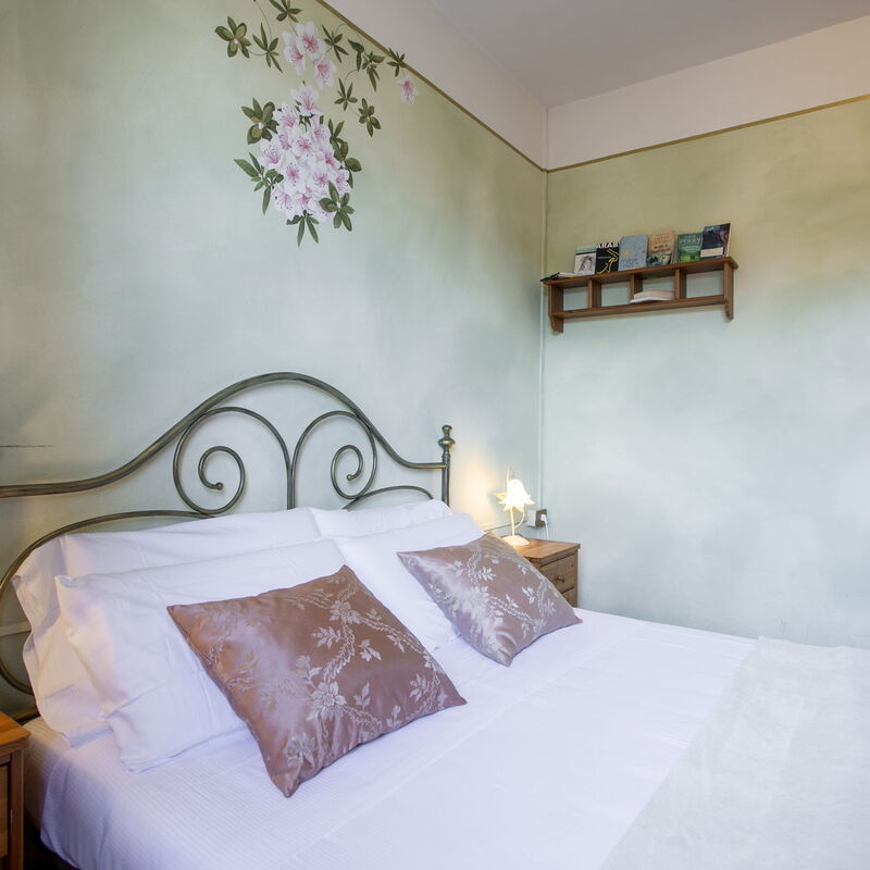 Charming Azalea Apartment: Bedroom