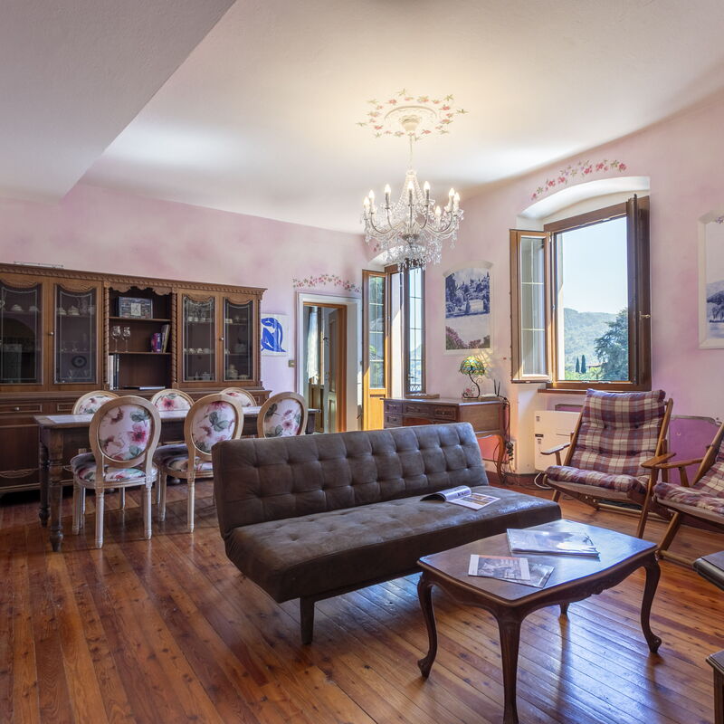 Charming Azalea Apartment: Dining Room, Living Room