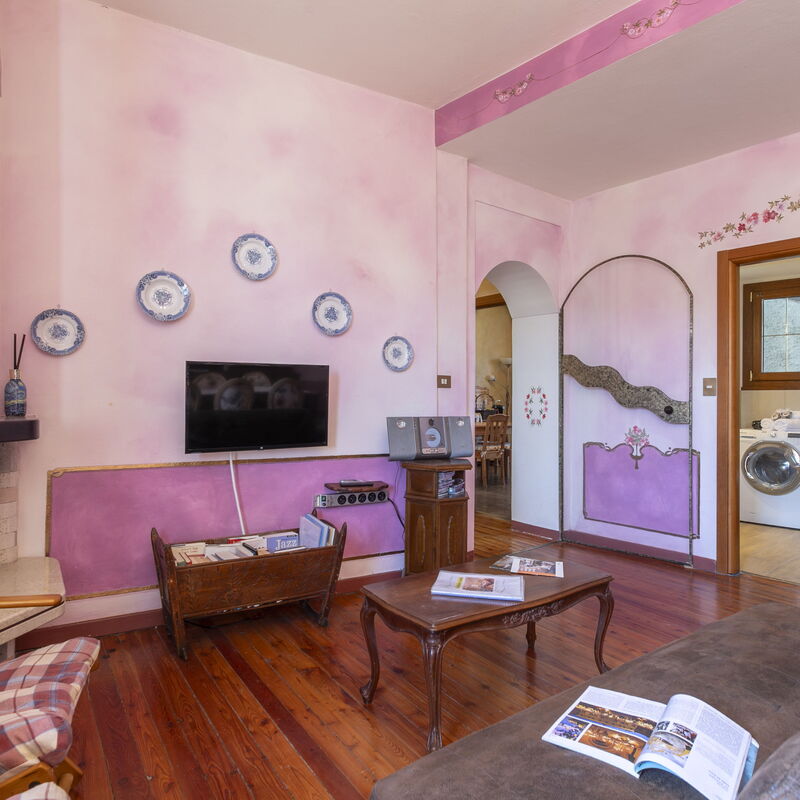 Charming Azalea Apartment: Living Room