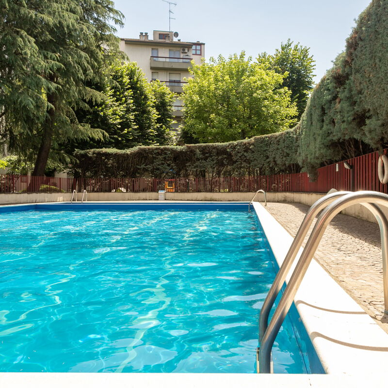 Rucellai: Pool, Spring