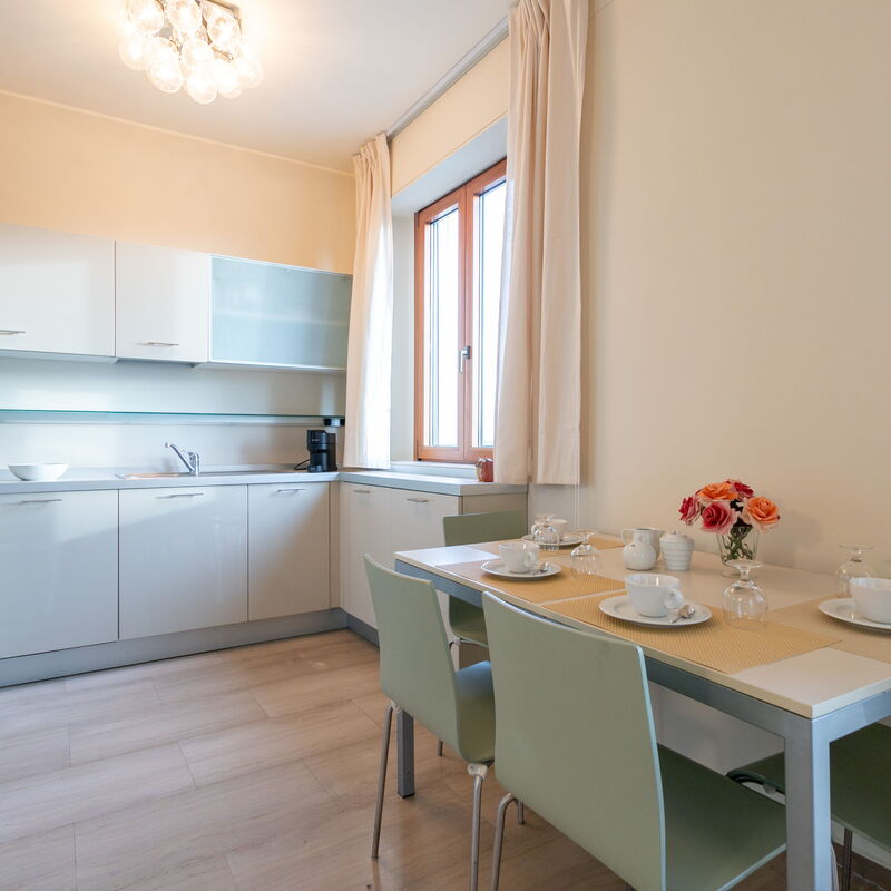 Largo Quinto Alpini: Cuisine, Salle à manger